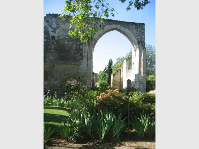 Arc gothique du crosillon sud de l'église - Prieuré de Saint-Cosme