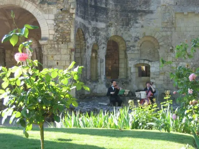 Musiciens devant l'église - Prieuré de Saint-Cosme