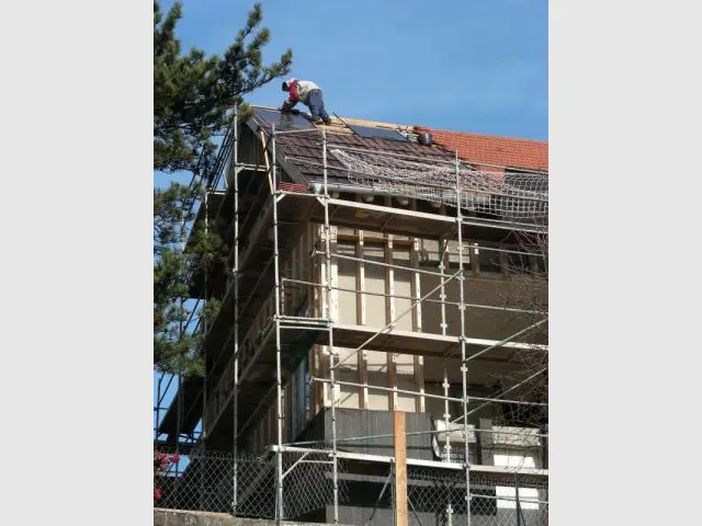 Pose des panneaux solaires - reportage maison passive - sophie zele