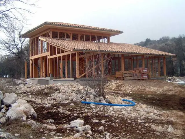 Charpente et toiture montées 2/2 - Maison en paille - reportage