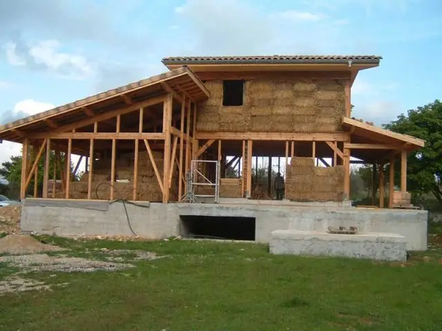 Remplissage de l'ossature - Maison en paille - reportage