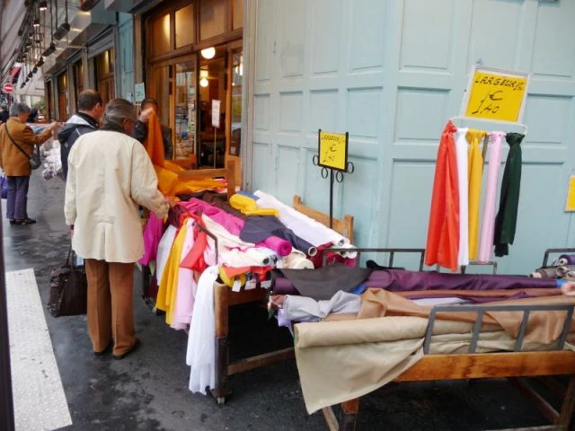 Prix cassés - Marché Saint-Pierre - reportage tissus