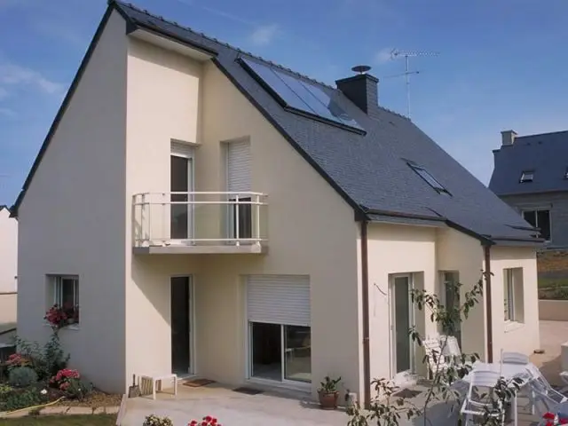 Maison moderne à panneaux solaires