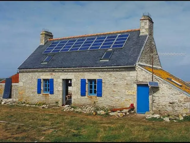 Maison traditionnelle à panneaux photovoltaïques