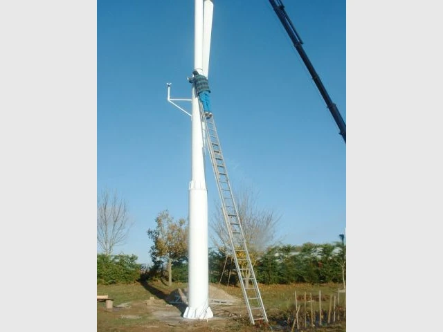 Travail délicat - Une éolienne dans mon jardin