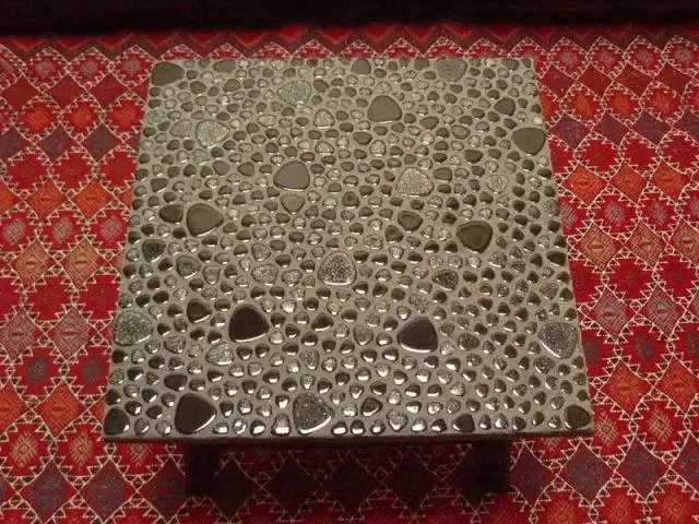 Table mosaïque sur tapis rouge