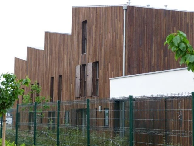 Derrière des maisons - maisons bois écologiques