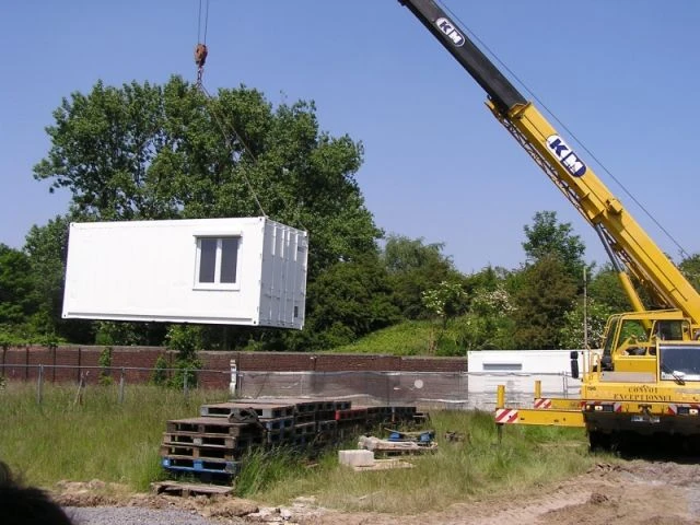 pose des conteneurs par camion grue