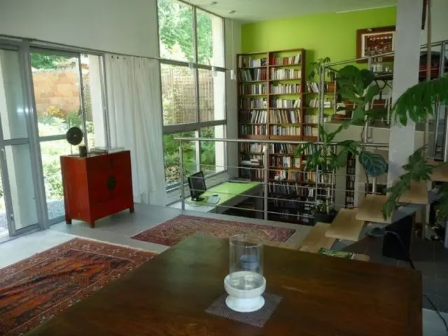 Salle avec bibliothèque - Maison d'architecte Isabelle Mahe