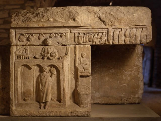 "Monument au marchand de vin" - exposition de bouteilles vin au Musée d'Aquitaine