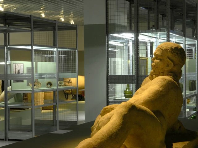 Vue de l'exposition - exposition de bouteilles vin au Musée d'Aquitaine