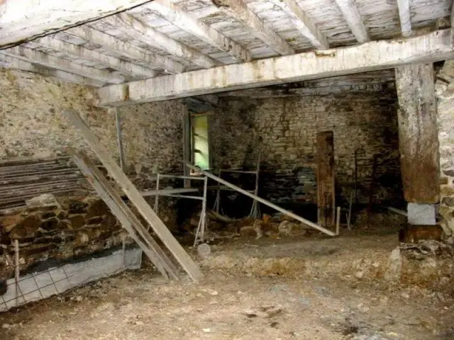 A l'intérieur de la maison en ruine - maison basque