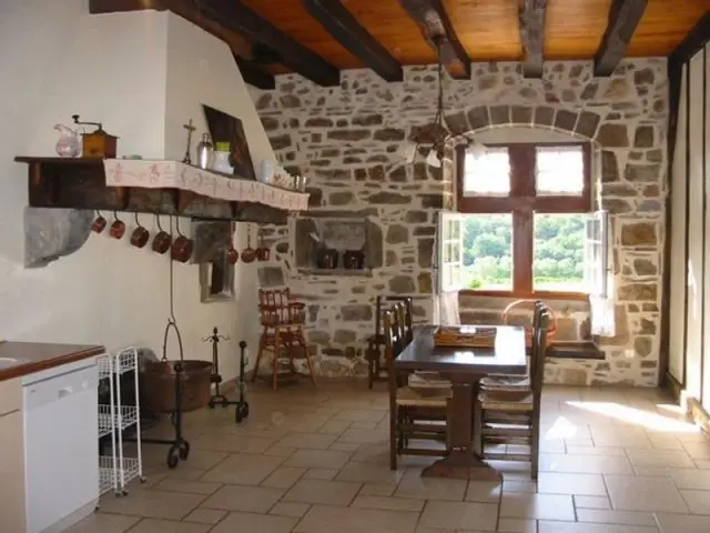 Une des deux cuisines toutes équipées - maison basque