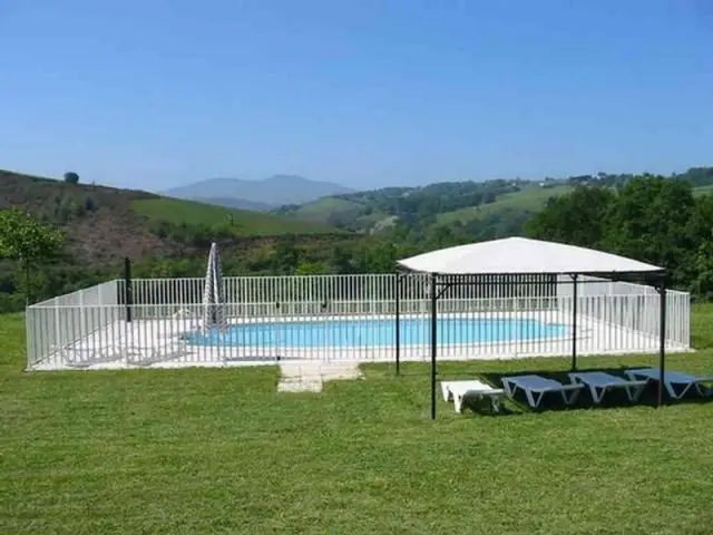 La piscine extérieure - maison basque