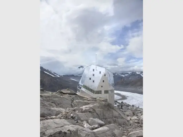 Nouvelle Cabane du Mont Rose CAS, vue du sud est en direction du Mont Cervin