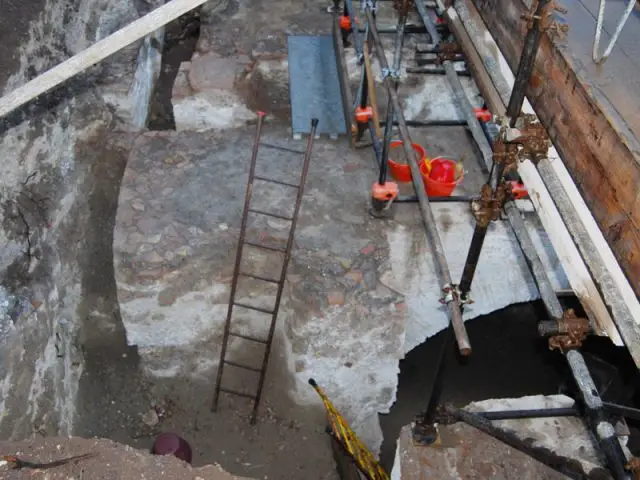 Mur de la rotonde et vue du chantier