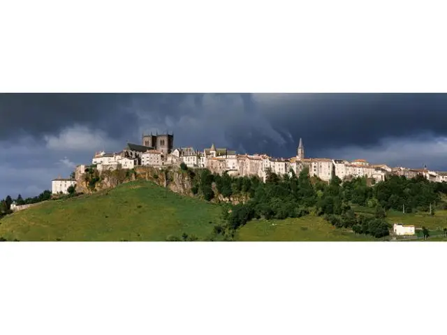 Perché - Massif Central - Panoramas de France - Hervé Sentucq aux Editions Romain Pages