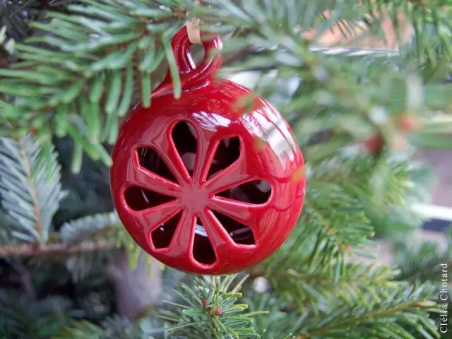 boule de noël faïence ajourée rouge