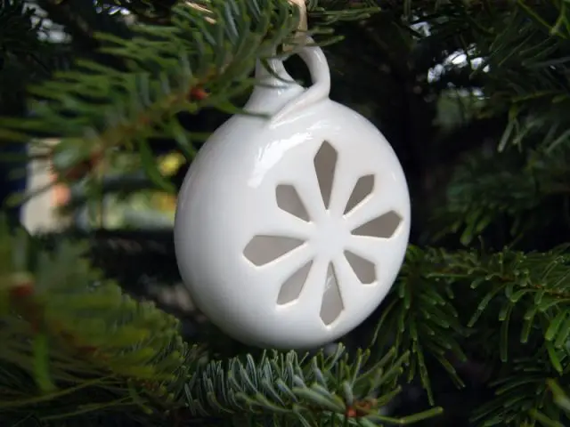 boule de noël ajourée blanc