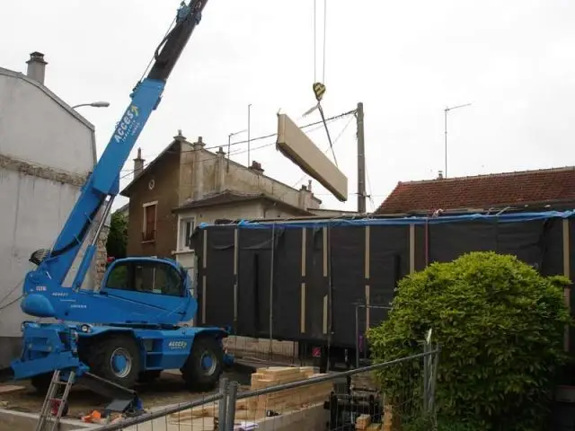 Montage d'un élément préfabriqué - maison DU