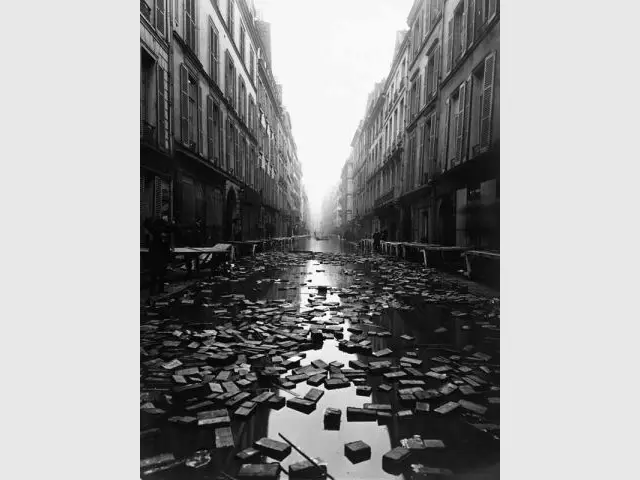 Déchets sur l'eau - Paris inondé