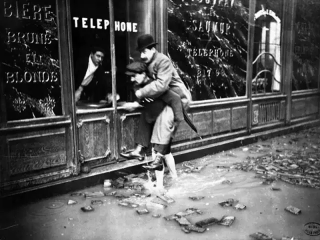 A pied - Paris inondé