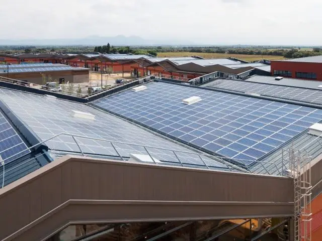 Soit l'équivalent d'une surface de 4 terrains de football - Centre commercial Outsign orange les vignes 