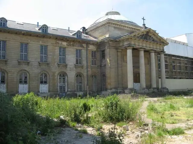 La cour intérieure, dans son état actuel - hôpital Royal Richaud Versailles