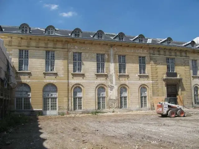 Cour intérieure, dans son état actuel - hôpital Royal Richaud Versailles