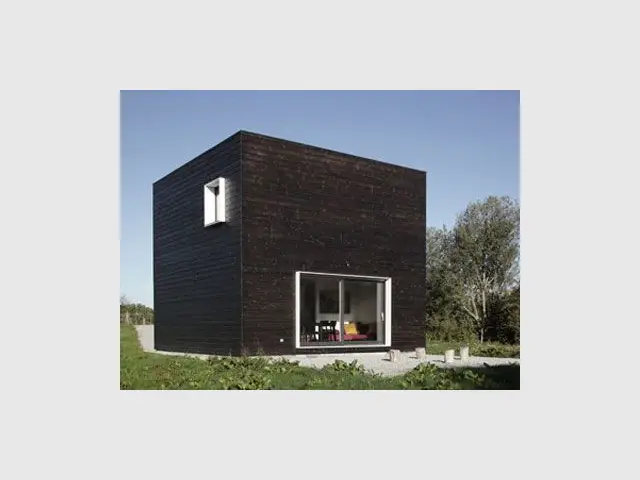 Une maison noire en Normandie - cube noir