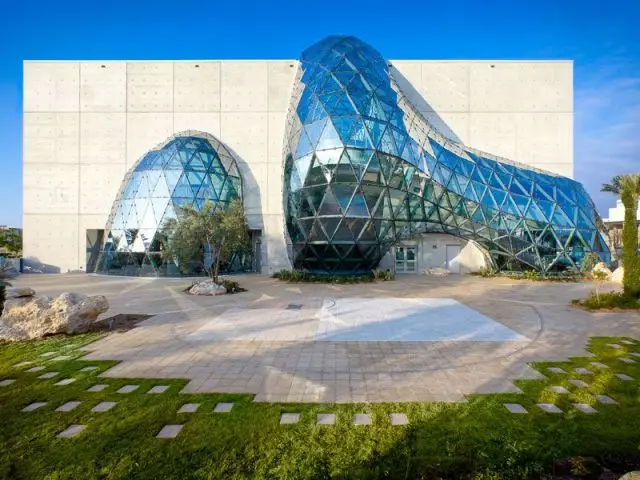 Du béton et du verre - musee dali