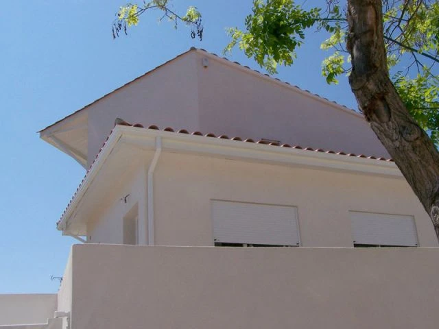 Après - Côté rue - Maison autour d'une piscine