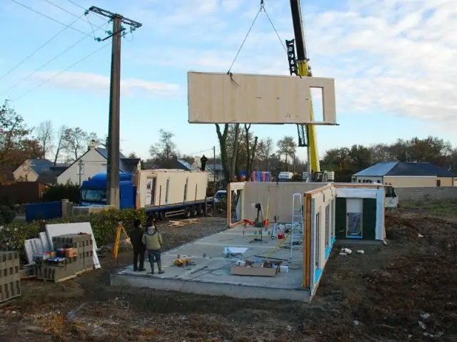 Un transport par camions-grue - Maison kit Streif