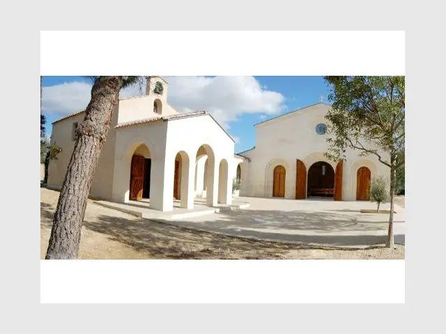 La nouvelle église près de l'ancienne chapelle - Bâtisseur de monastère