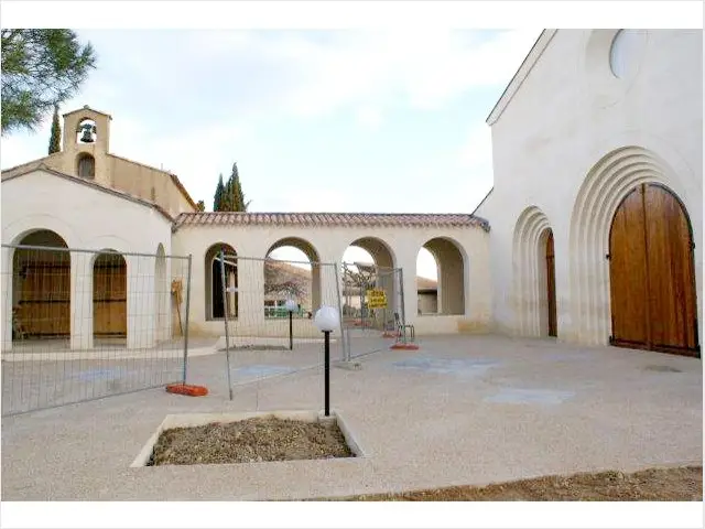 Le passage entre la chapelle et l'église - Bâtisseur de monastère