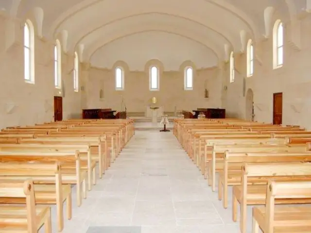 La nef centrale et les bancs - Bâtisseur de monastère