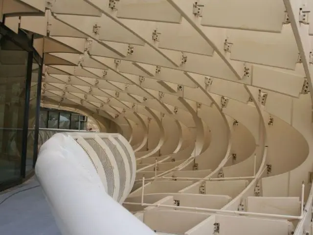 Un restaurant panoramique à plus de 300 mètres de haut - Parasol Seville Finnforest