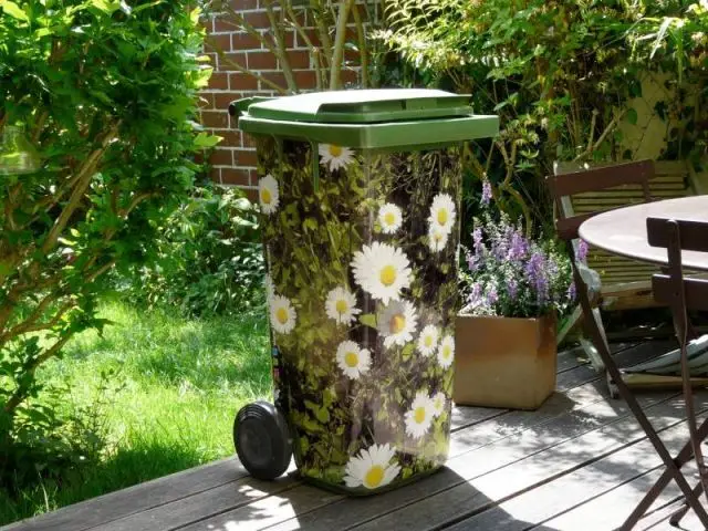 Poubelles décorées