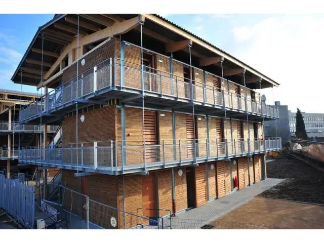 Un foyer de bois et d'acier - maison rodolphe