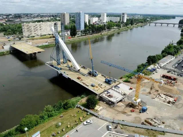 Mise en place du pylône métallique - pont eric tabarly nantes