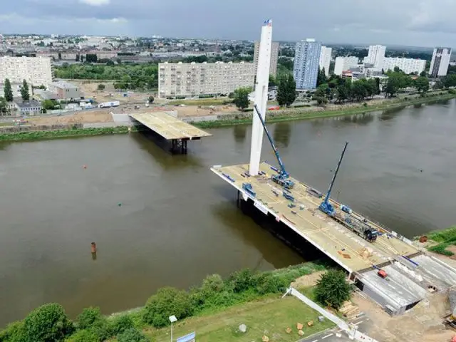 La mise en place de ce pylone aura nécessité 8 heures de travail - pont eric tabarly nantes