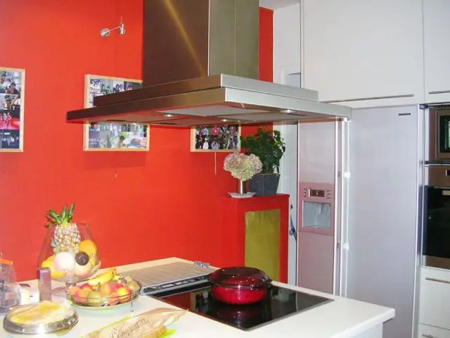 Une cuisine rouge - Appartement Asie moderne