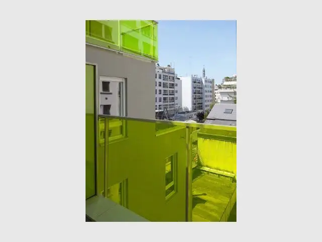 Des balcons verts - immeuble coloré