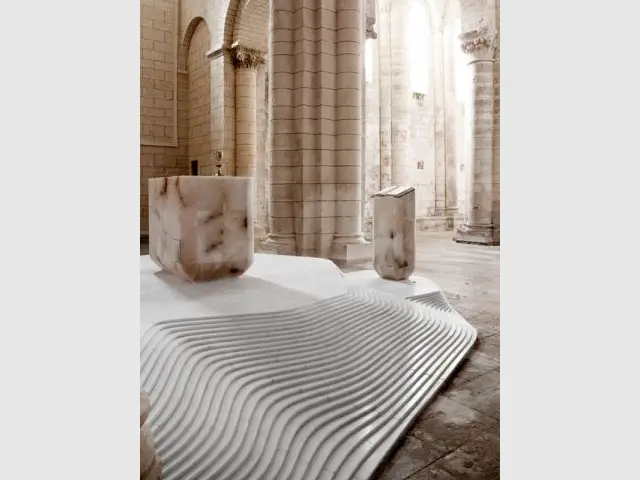 Un podium design dans une église romane du 11e siècle - Felipe Ribon