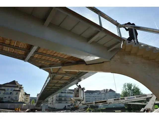 Vue du dessous - passerelle Meaux