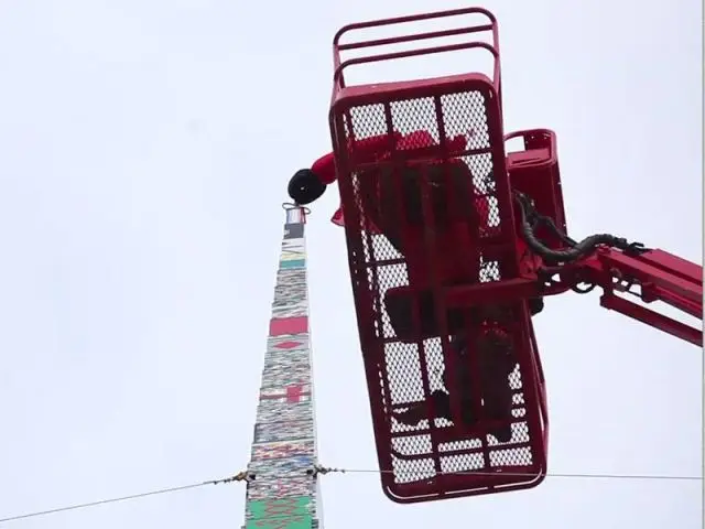 Pose de la dernière pièce - Tour Lego