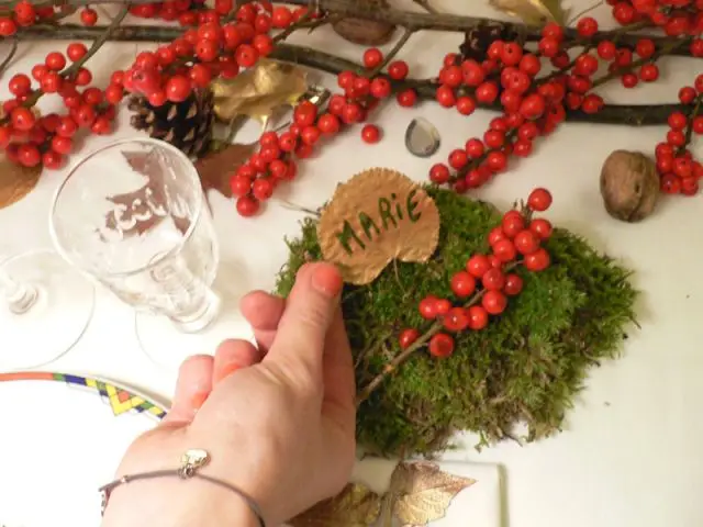 Un marque-place végétal et lumineux - Déco table Noël