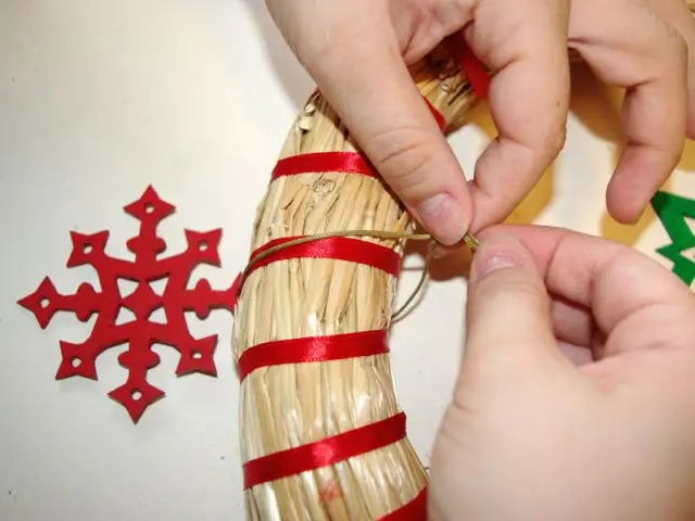 Couronne de Noël - Suspensions rouges - Pas à pas couronne de Noël