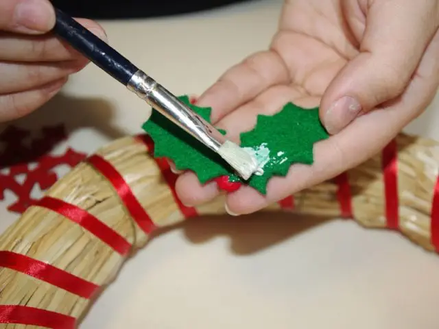 Couronne de Noël - Collage des éléments en feutrine - Pas à pas couronne de Noël