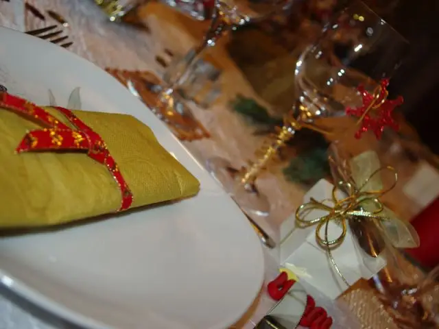 Veiller à ce que les convives ne manquent de rien - Table décorée